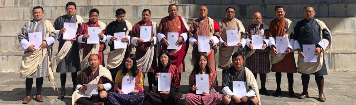 ༉ གཞུང་སྐྱོང་མཆོག་གྱུར་གན་ཡིག་གུ་མཚན་རྟགས་བཀོད་ཡོདཔ།